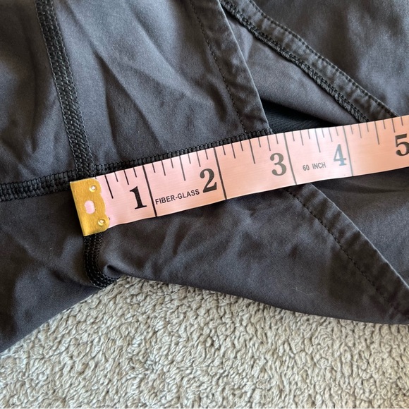 Lululemon black shorts size 6 - Picture 4 of 4